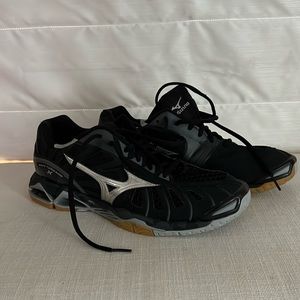 Mizuno black volleyball shoes, never worn, size 11
